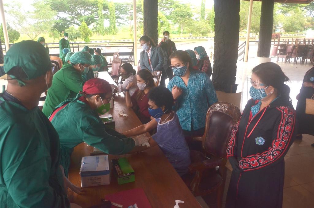 Peringati Hari Ibu 2020, TP PKK Kubar adakan Rapid Test Gratis 113 Orang.